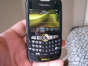 $1900. BlackBerry 8350i cor bateria, cargador y funda.