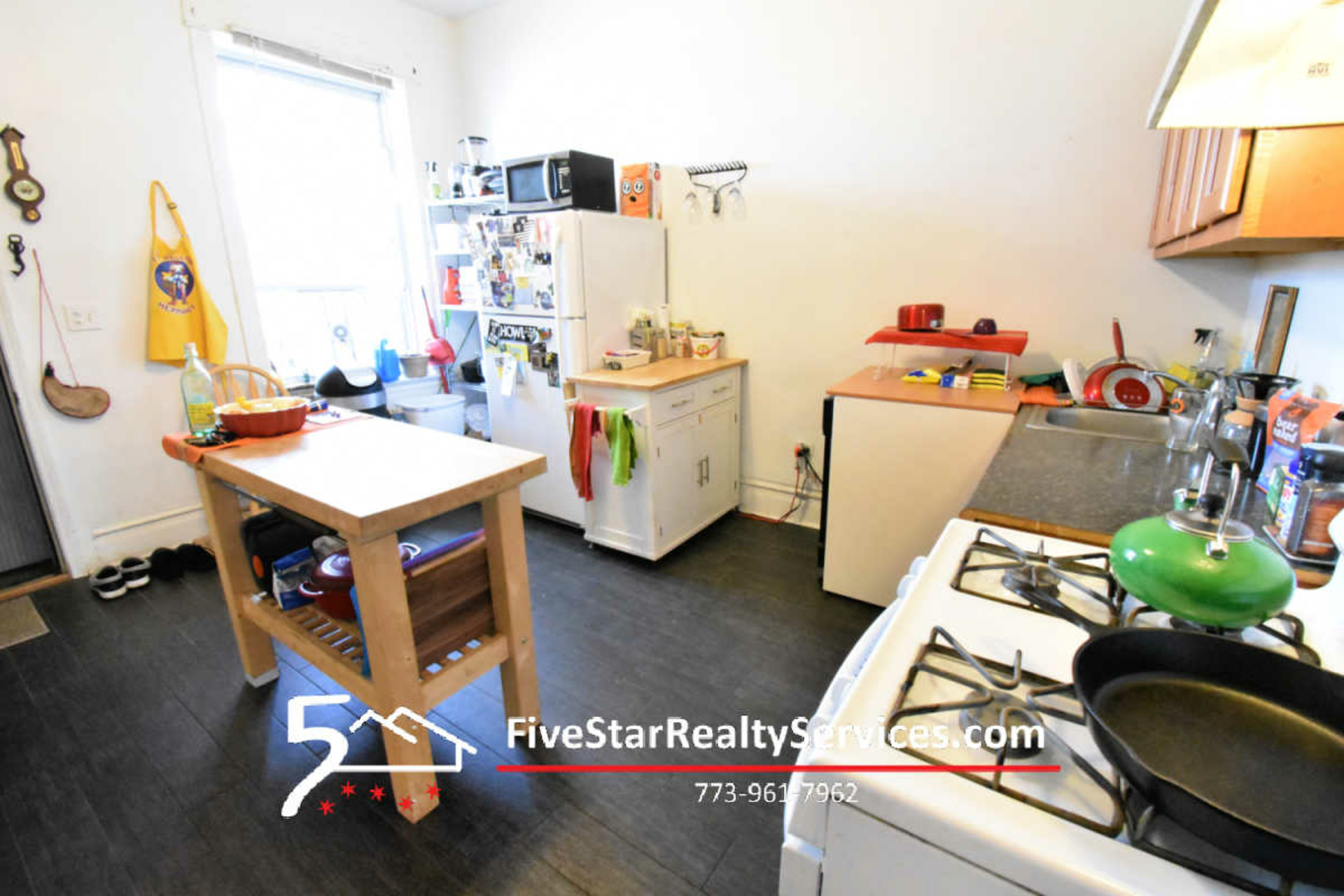 Apartment for Rent Bright 3 Bedroom, Incl Parking in East Humbolt Park