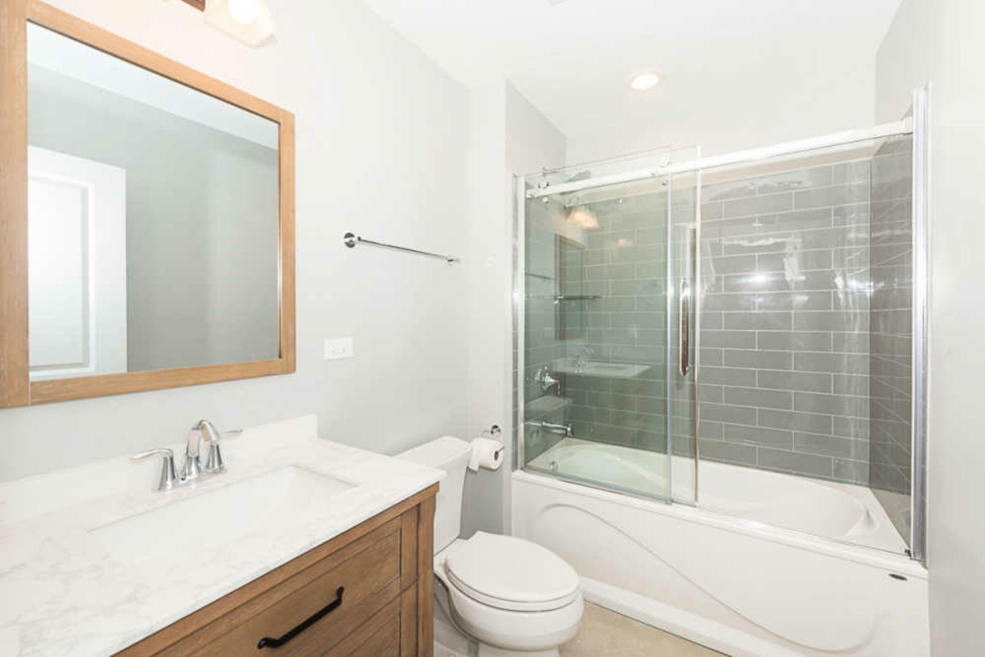 Apartment for Rent REDUCED Luxury 3 Bedroom, 2 Bath + Bonus Den