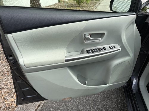 2013 Toyota Prius v Five - Photo 9