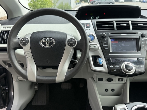 2013 Toyota Prius v Five - Photo 25